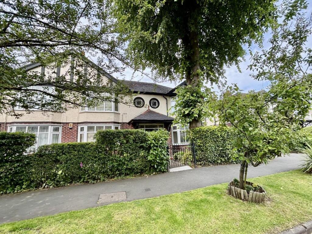 1-bed flat on Sussex Avenue, Didsbury, Manchester, £140,000