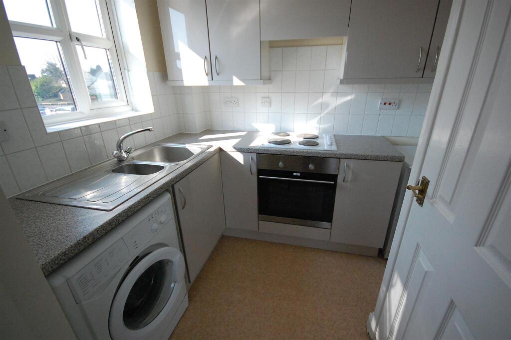 Apartment in Watford, Garston - View 4
