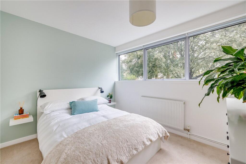 Claudia Place, London, SW19 photo 4