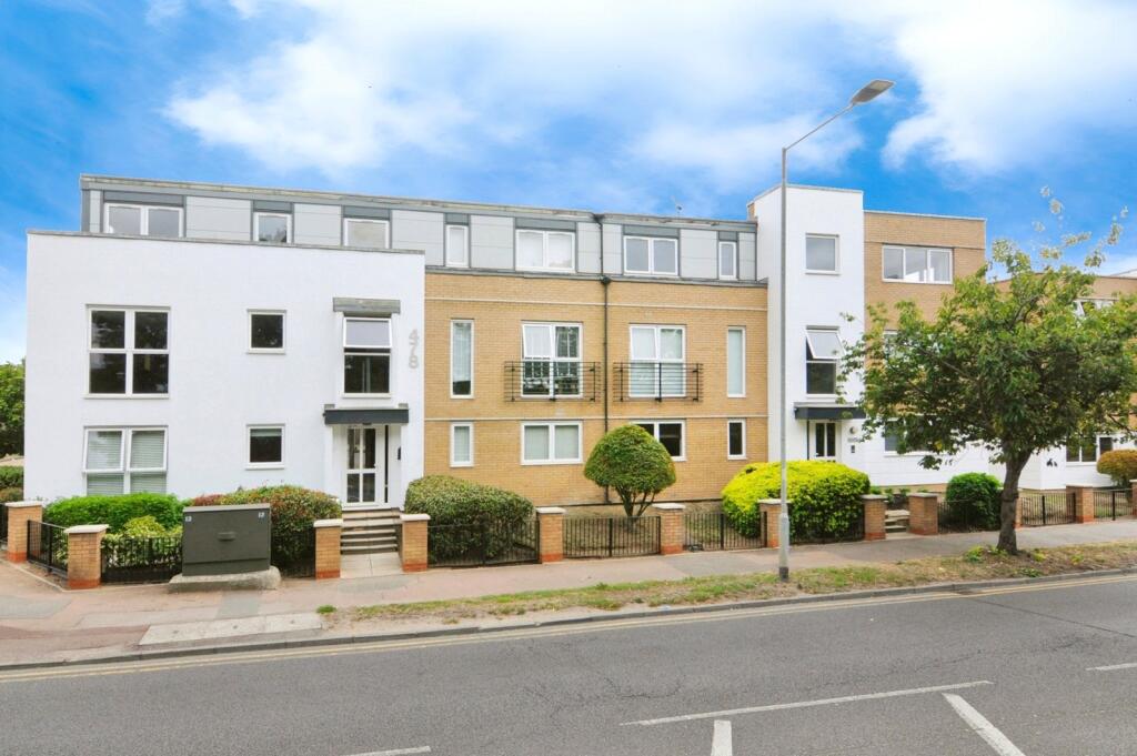2-bed flat on Rayleigh Road, Leigh-on-Sea, Essex, SS9, £250,000