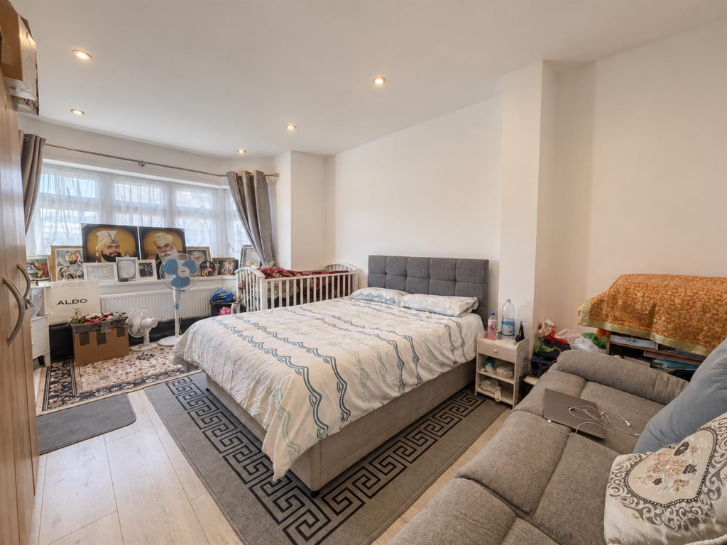 Apartment in Ilford - View 3