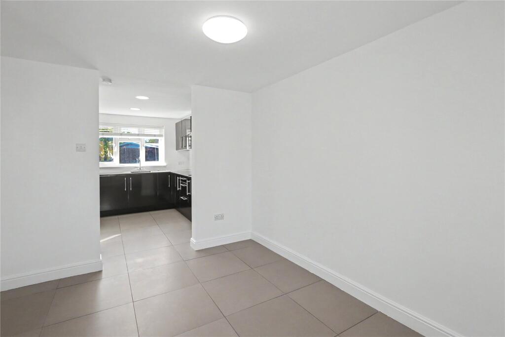 Sundridge Road, Woking, Surrey, GU22 photo 4