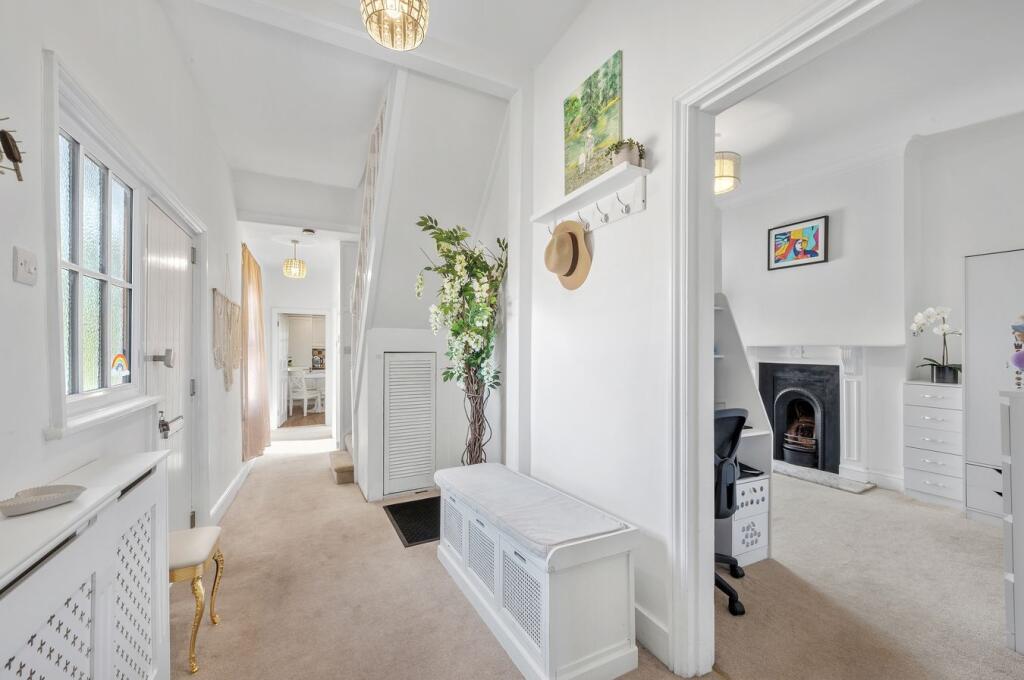 Apartment in Walton-on-Thames, Surrey - View 3