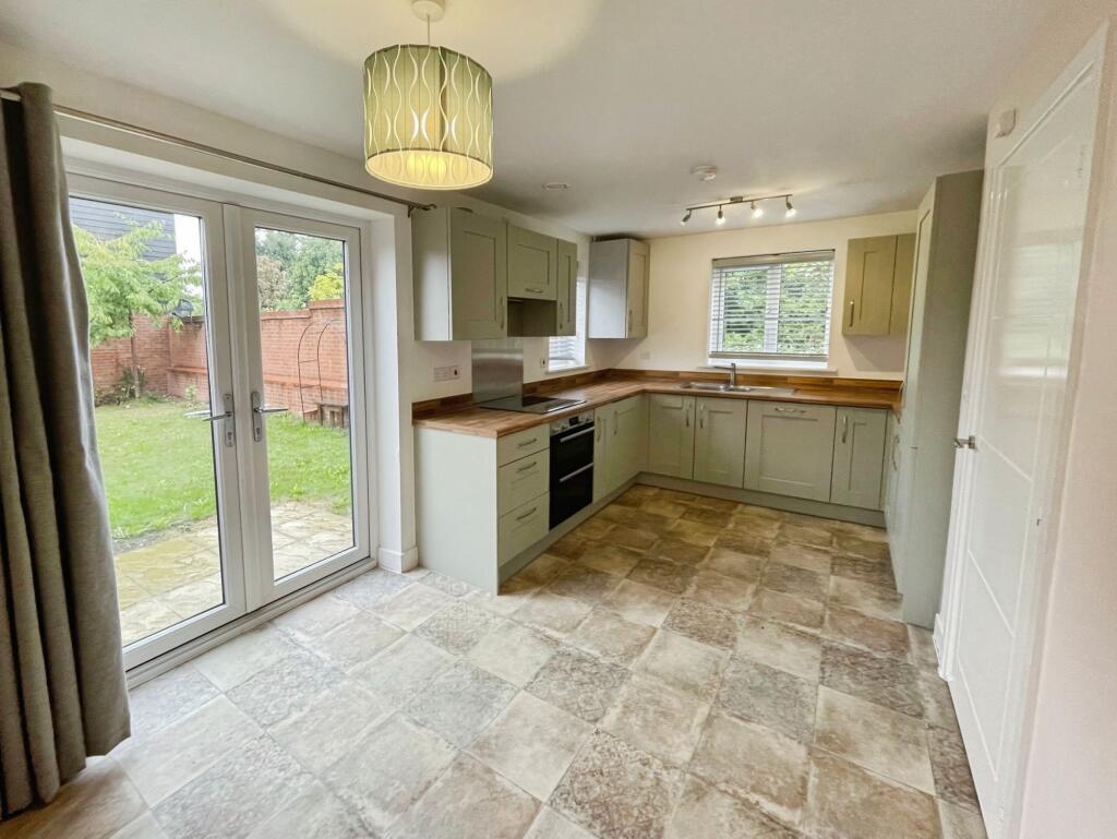 Treetop Avenue, Basingstoke, RG23 photo 2