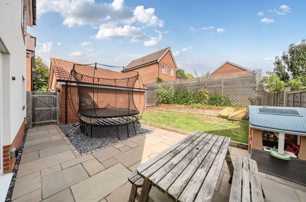 Hayler Gardens, Southwater, RH13 photo 4