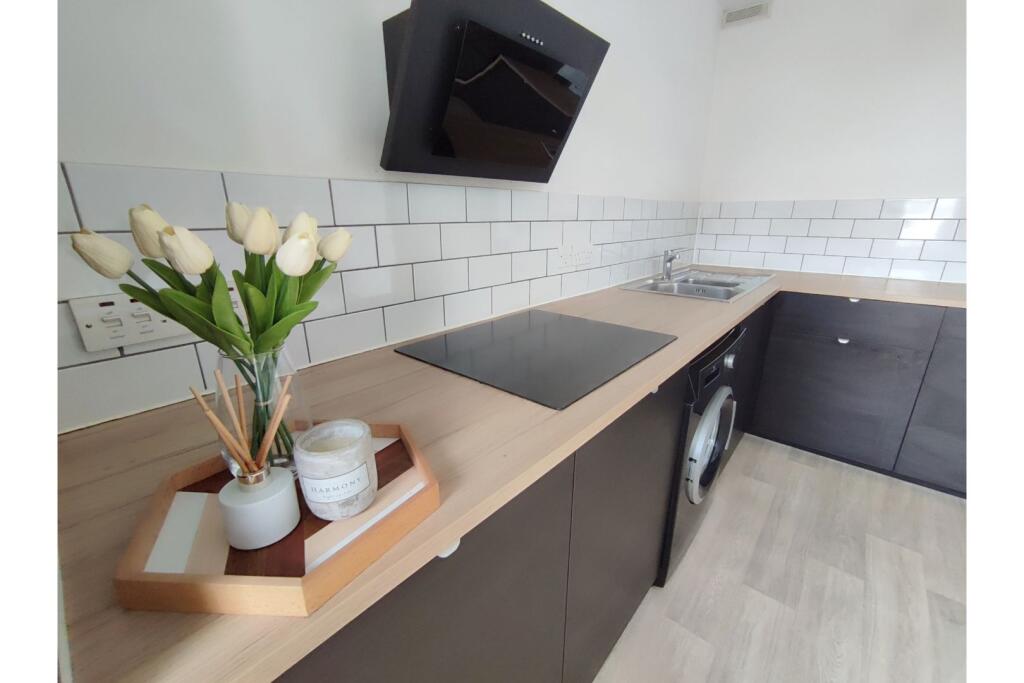 Apartment in Chatham, Medway - View 3
