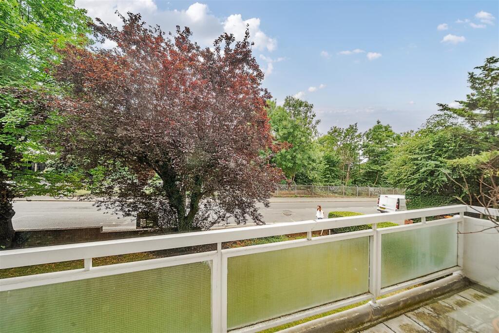 Apartment in London, Church End - More