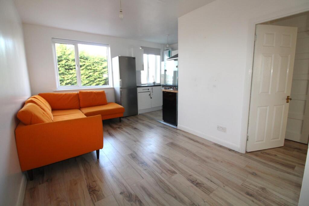 Main image of property: Cheshunt Wash, Cheshunt