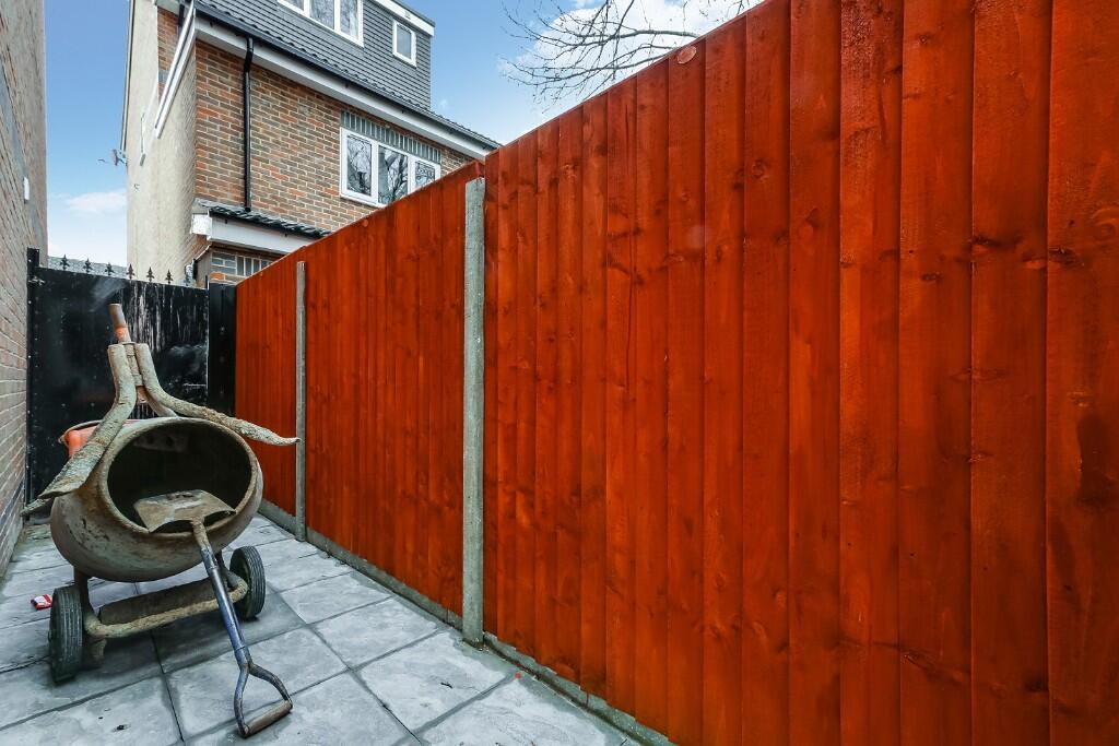 6 bedroom semi-detached house for rent