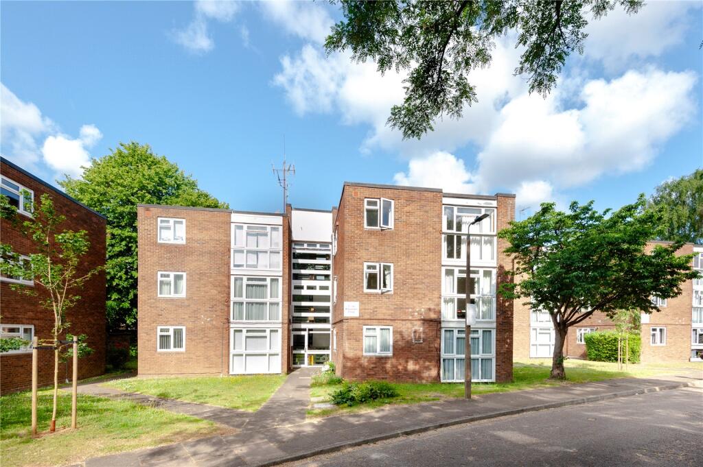 2-bed flat on Alexander Close, Twickenham, £425,000