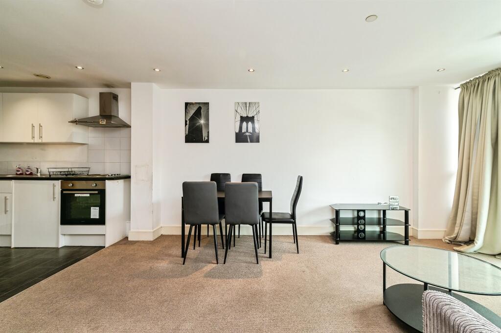 Apartment in Nottingham, Nottinghamshire - View 4