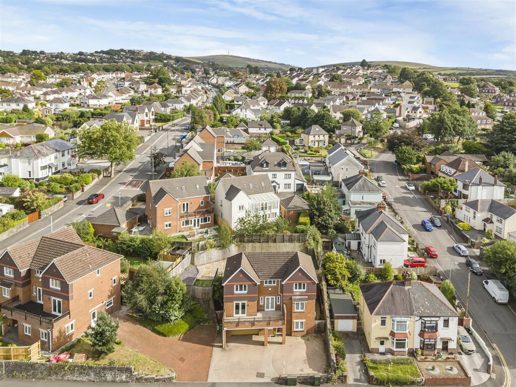 House in Neath - View 4