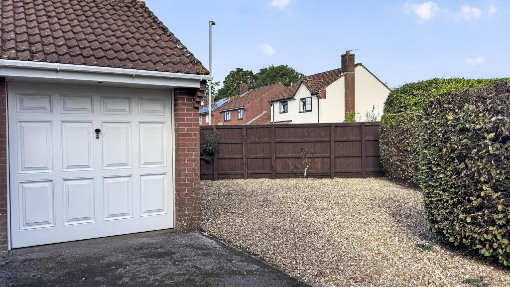 Pear Drive, Willand, Cullompton, Devon, EX15 2QS photo 2