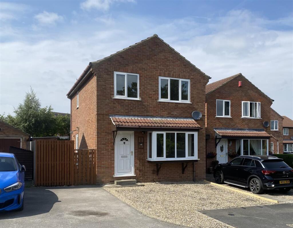 3-bed detached on Queen Annes Drive, Bedale, £275,000