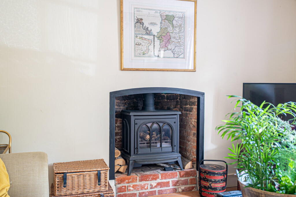 House in Basingstoke and Deane, Oakley - More
