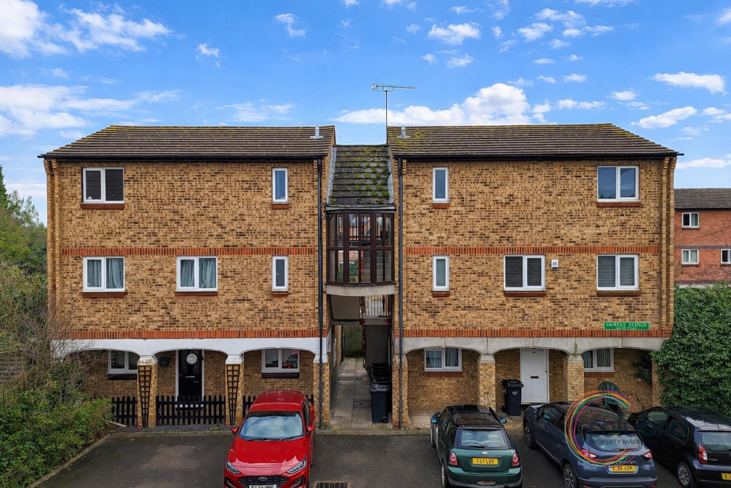 2-bed flat on Fairfax Avenue, Basildon, £200,000
