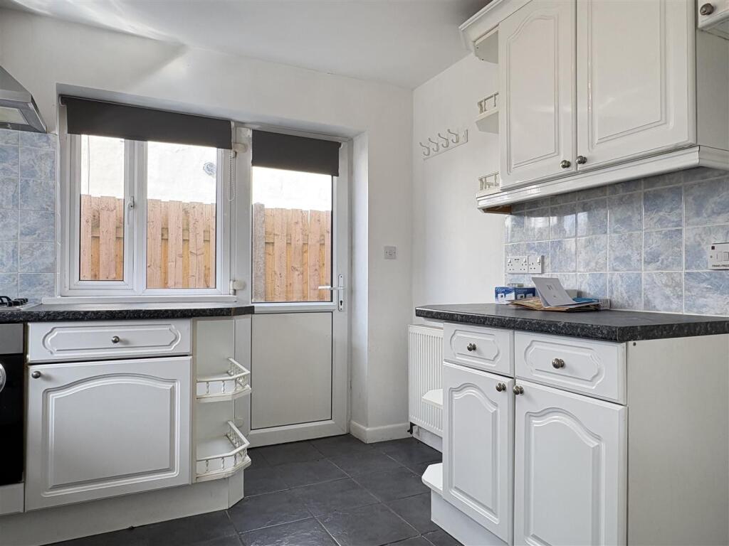 House in Kirklees, Kirkburton - More