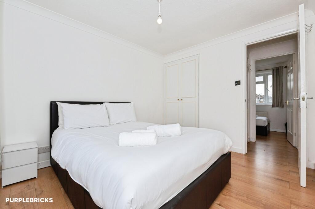 Apartment in Aveley, Essex - More