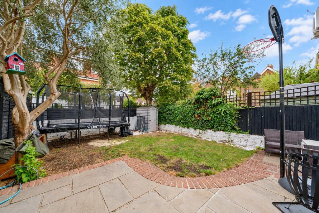 House in London, Cottenham Park, Raynes Park - View 4