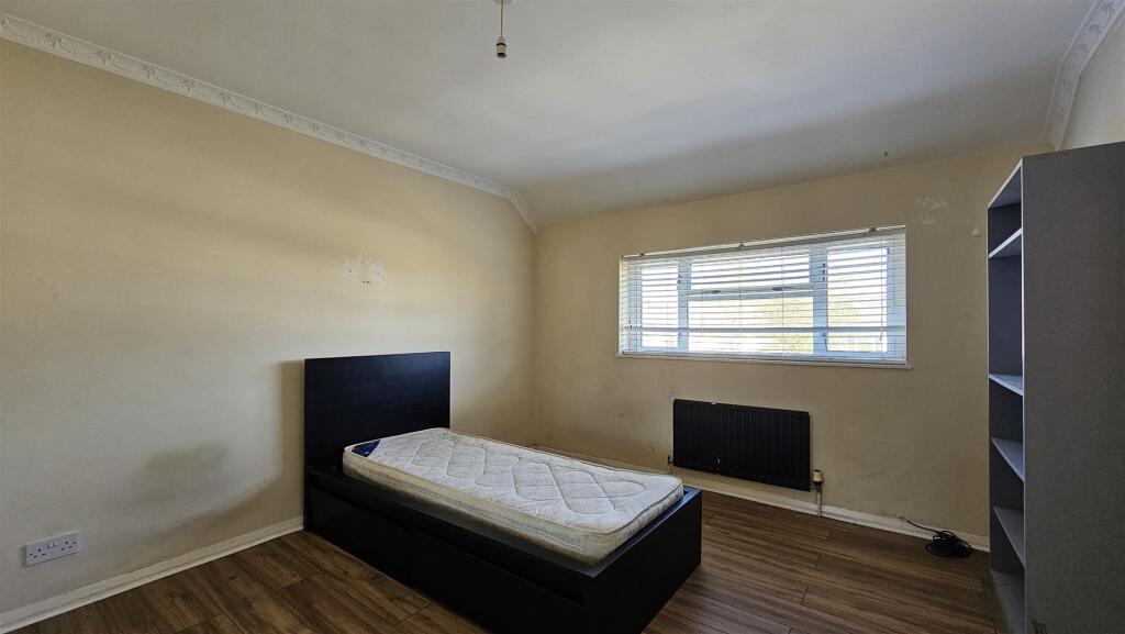 House in Orpington, Scadbury, St Paul's Cray - More