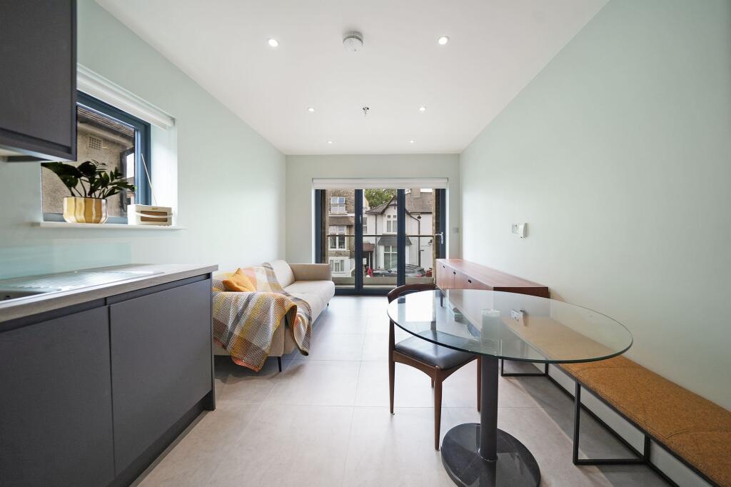 Apartment in Croydon - More