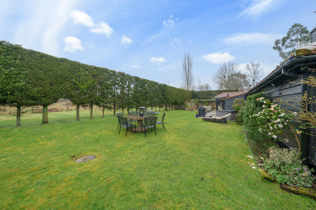 Hedgerley Lane, Gerrards Cross, SL9 photo 3