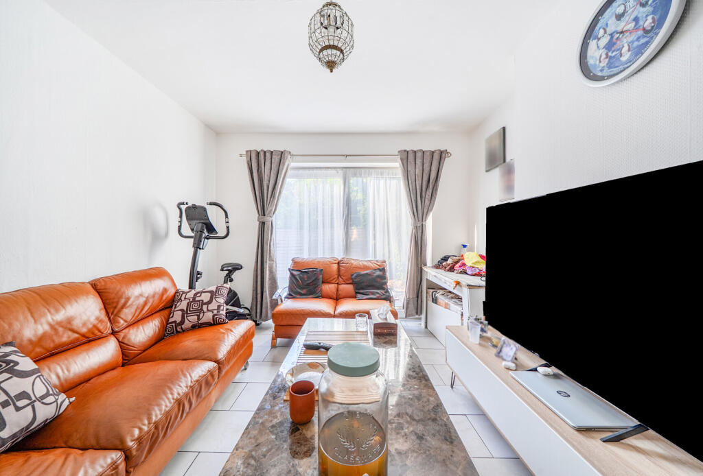 Apartment in London, Morden - View 2