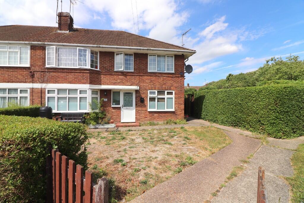 2-bed flat on Hillary Close, Sundon Park, Luton, LU3 3DL, £210,000