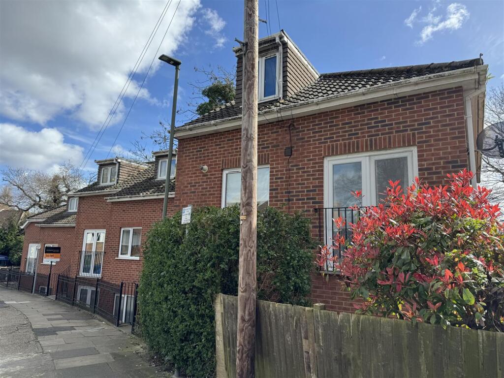 Main image of property: Salcombe Gardens, Mill Hill, NW7