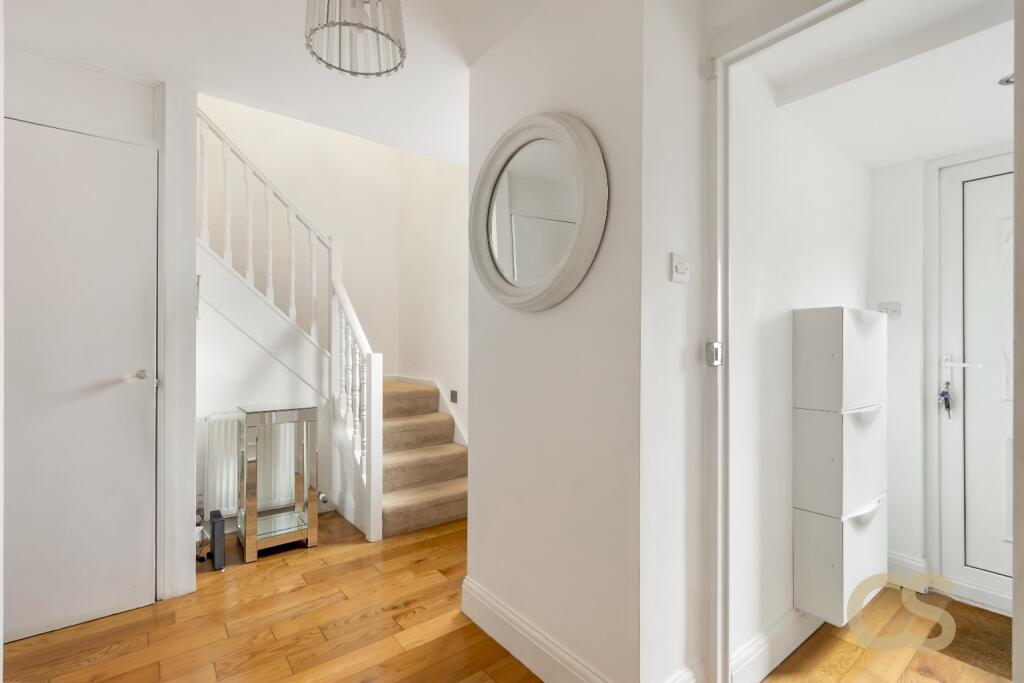 House in Broxbourne, Hertfordshire - More