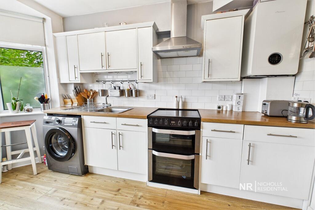 House in London, Royal Borough of Kingston upon Thames - View 5