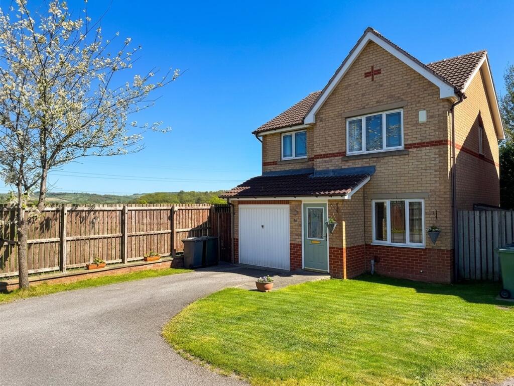 3-bed detached on Briarfield Gardens, Huddersfield, HD5, £285,000