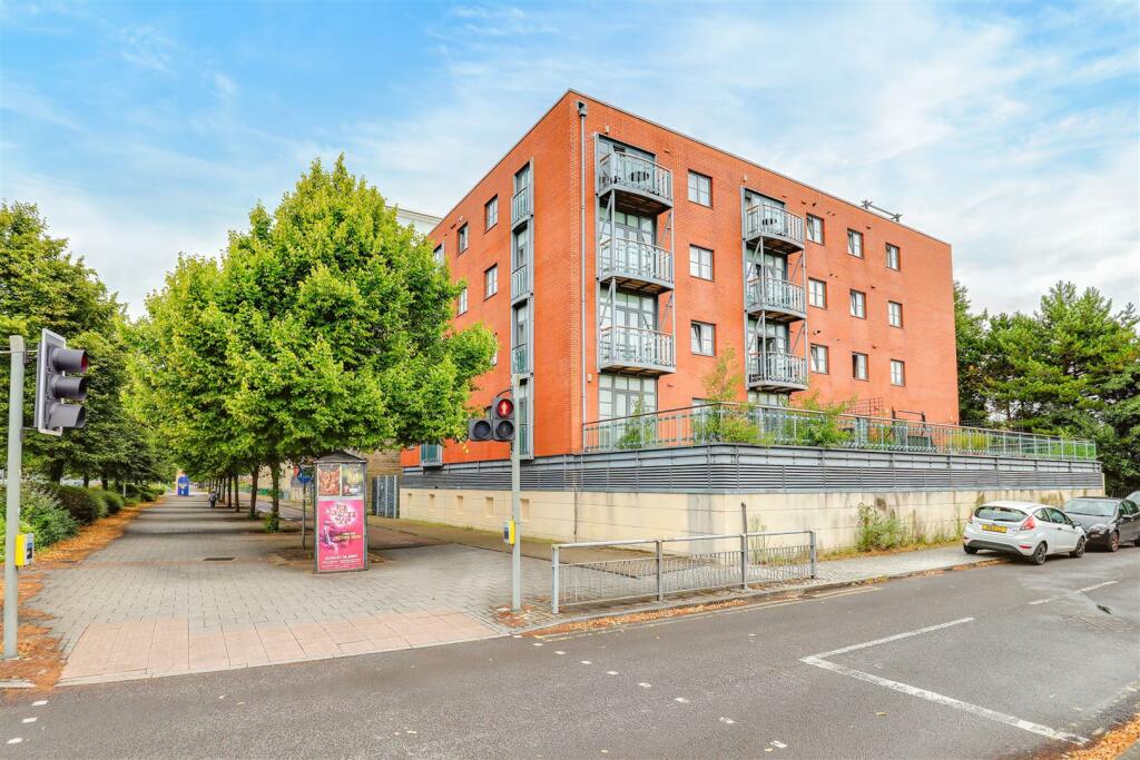 2-bed apartment on South Mews, Cardiff Bay, £220,000