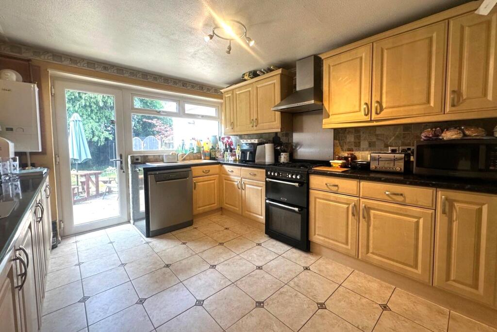 House in Blackwater, Darby Green, Yateley - View 5