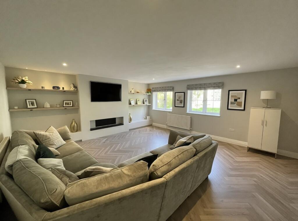 House in Horsham, West Chiltington - More