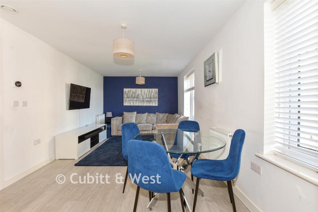 Apartment in Crawley, Lowfield Heath - View 4