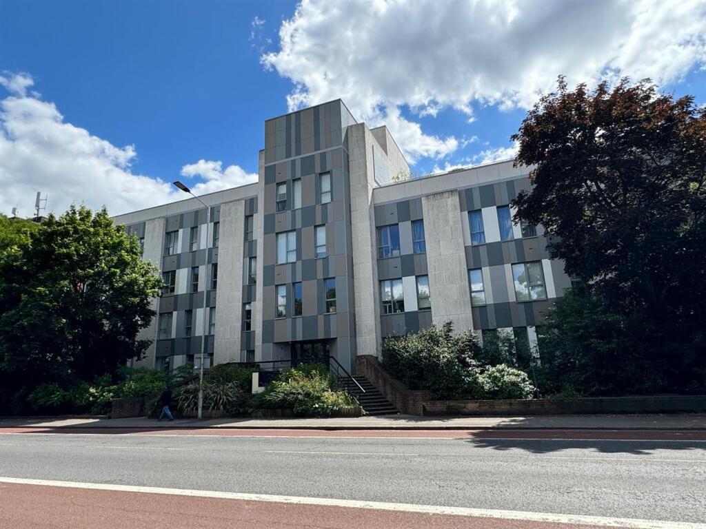 Main image of property: 300 Kings Road, Reading