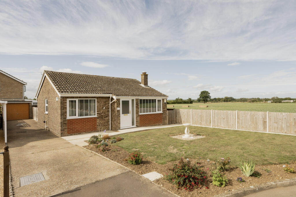 2-bed bungalow on St. Michaels Road, Long Stratton, NR15, £270,000