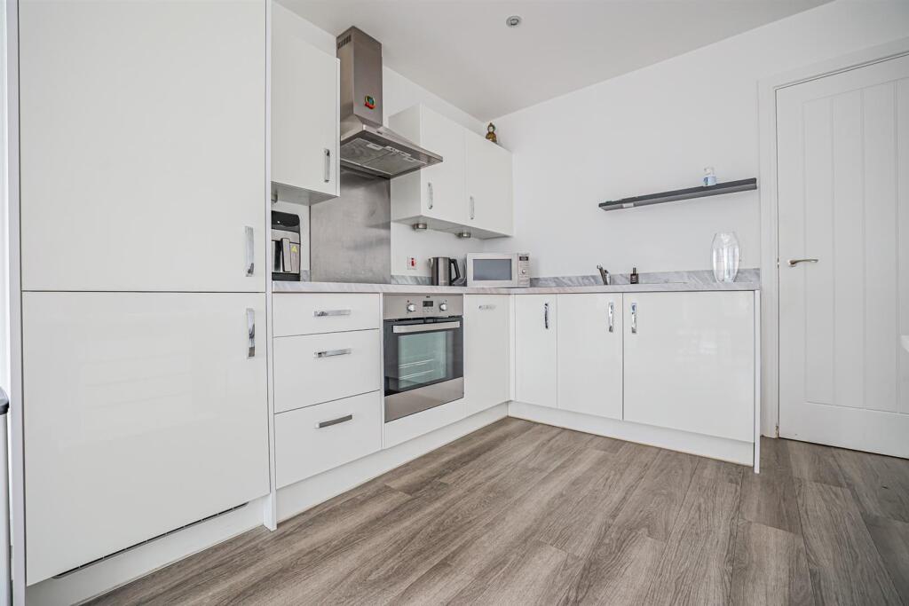 Apartment in Dacorum, Hertfordshire - View 5