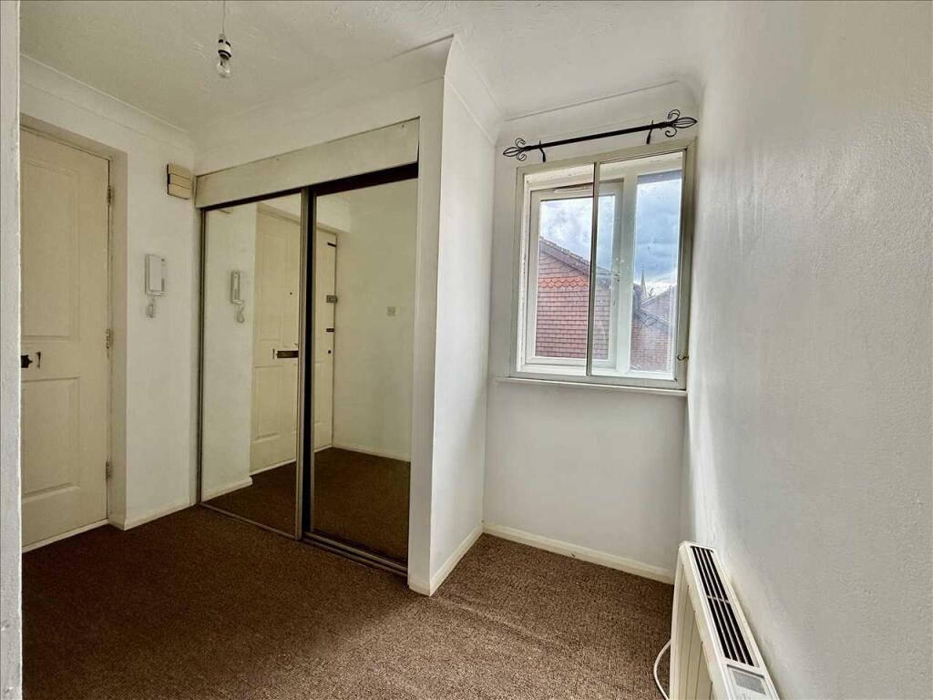 Apartment in Spelthorne, Surrey - View 2
