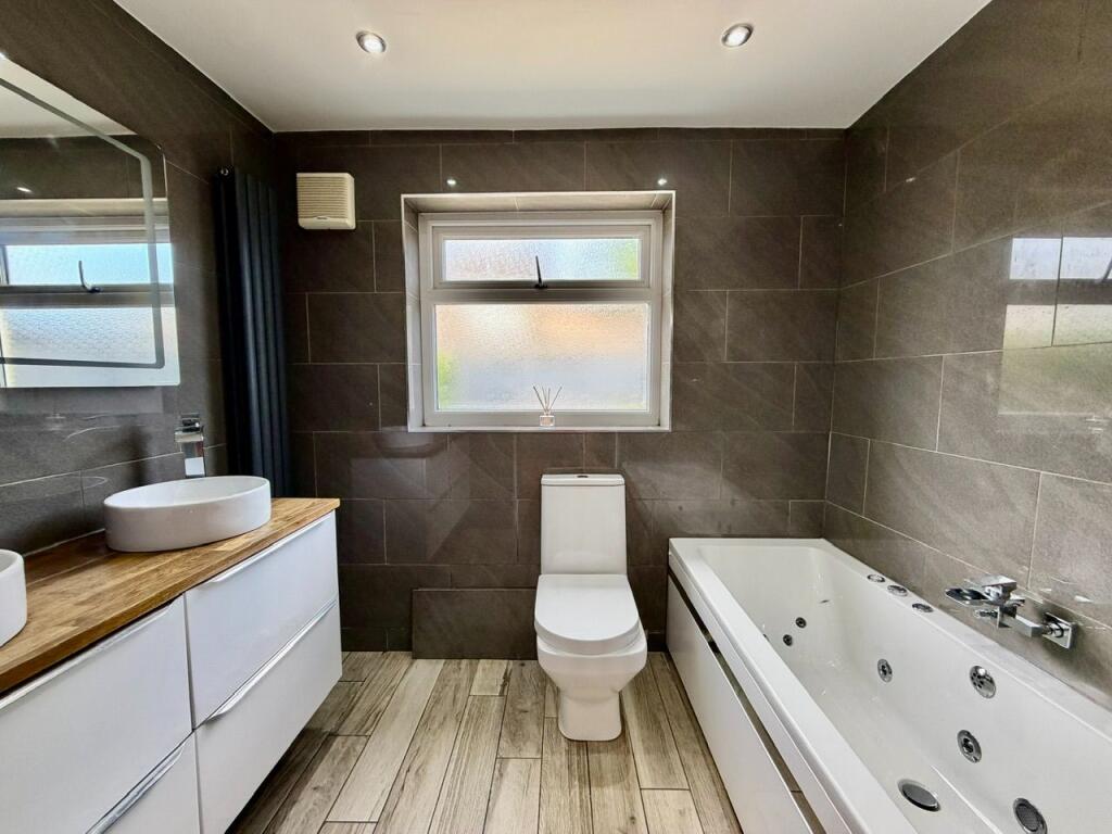House in Newport - View 4