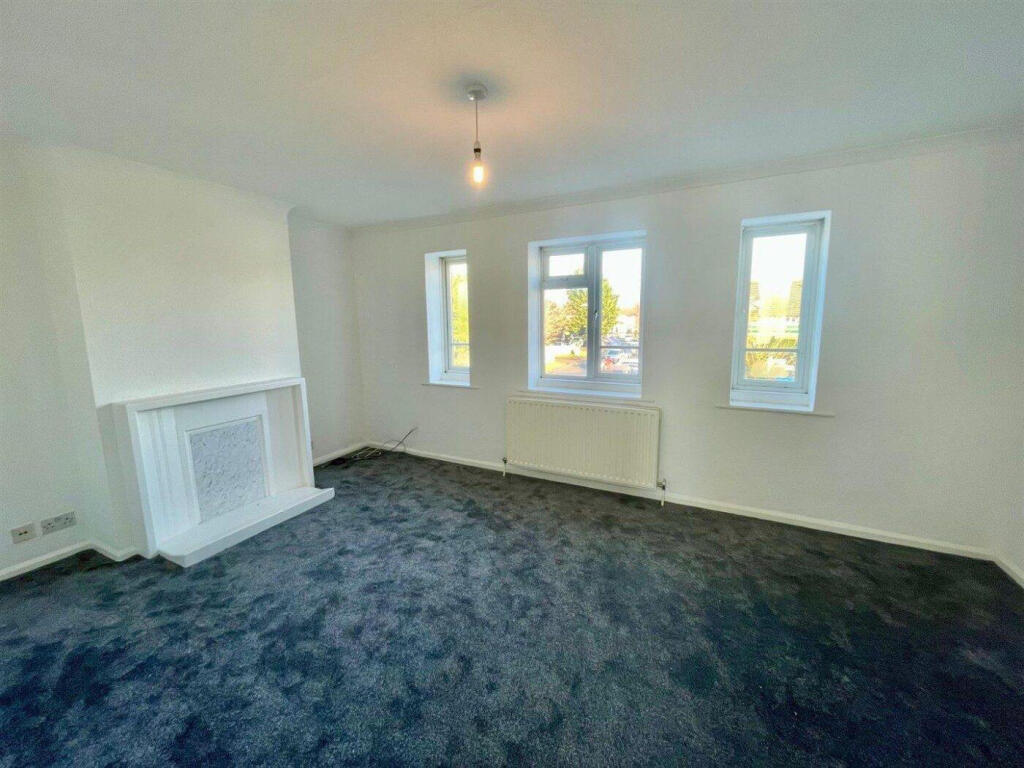 Apartment in Welwyn Hatfield, North Mymms - View 2