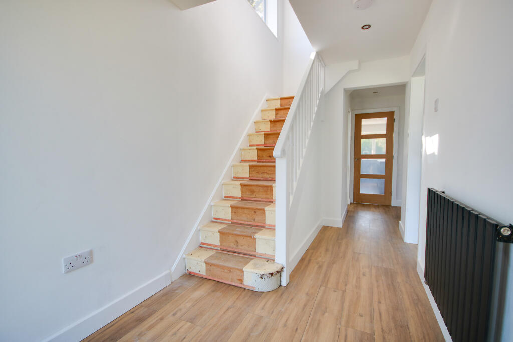 Hedge End! Extended! Chain Free! Wow Factor Kitchen! photo 4