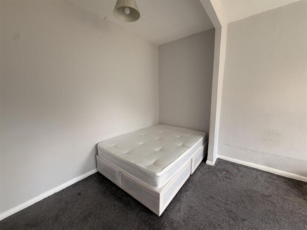 Apartment in Croydon - More