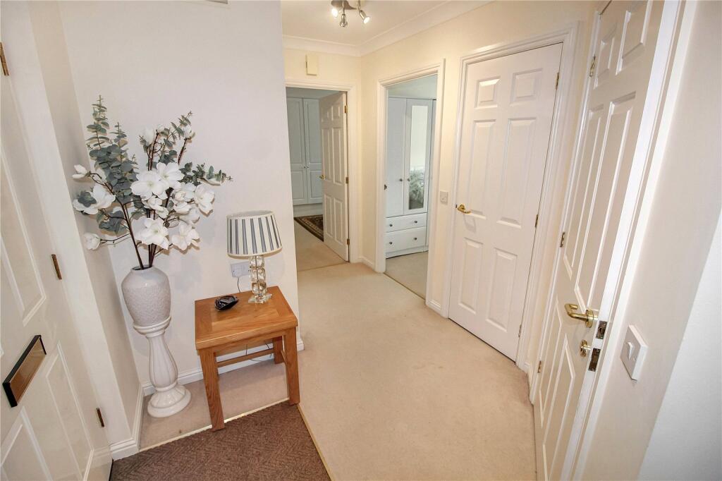 Apartment in Swindon, Redhouse, St. Andrews - More