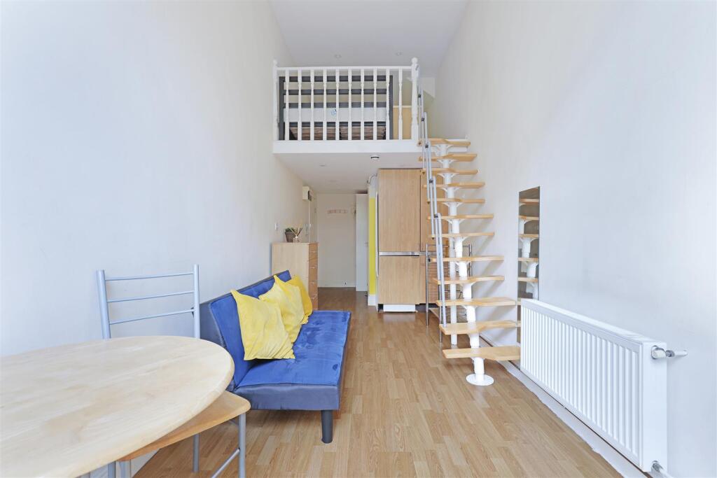 Apartment in London - More