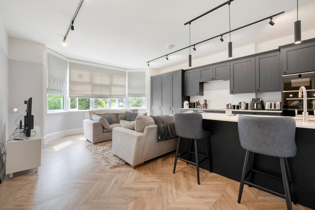 Apartment in Sutton - View 5