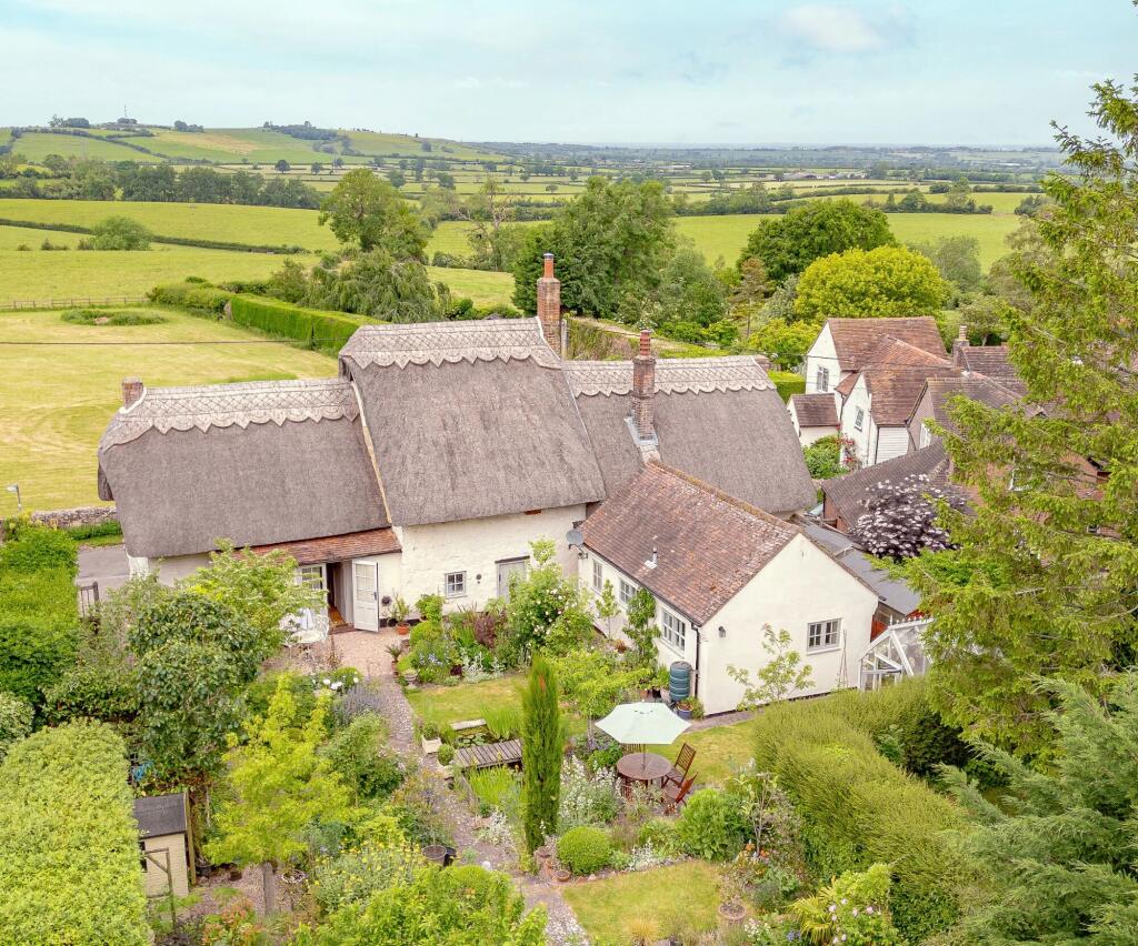 Manor Road, Oving, Buckinghamshire.  photo 2