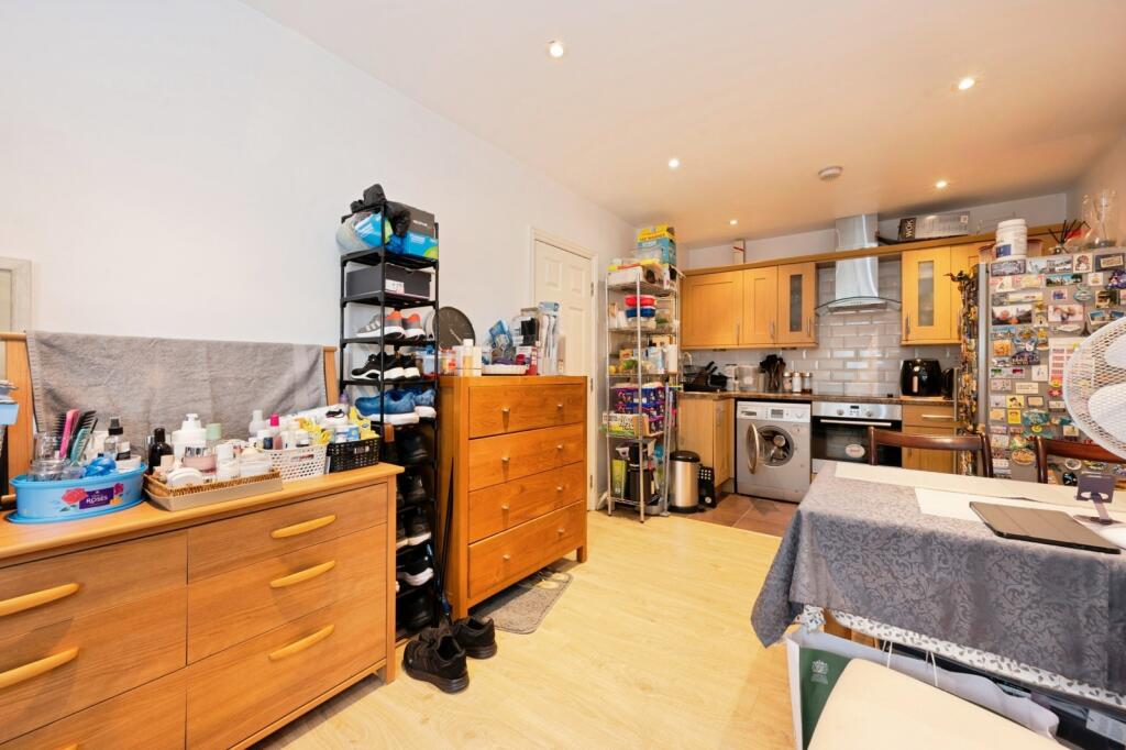 Apartment in Esher - More
