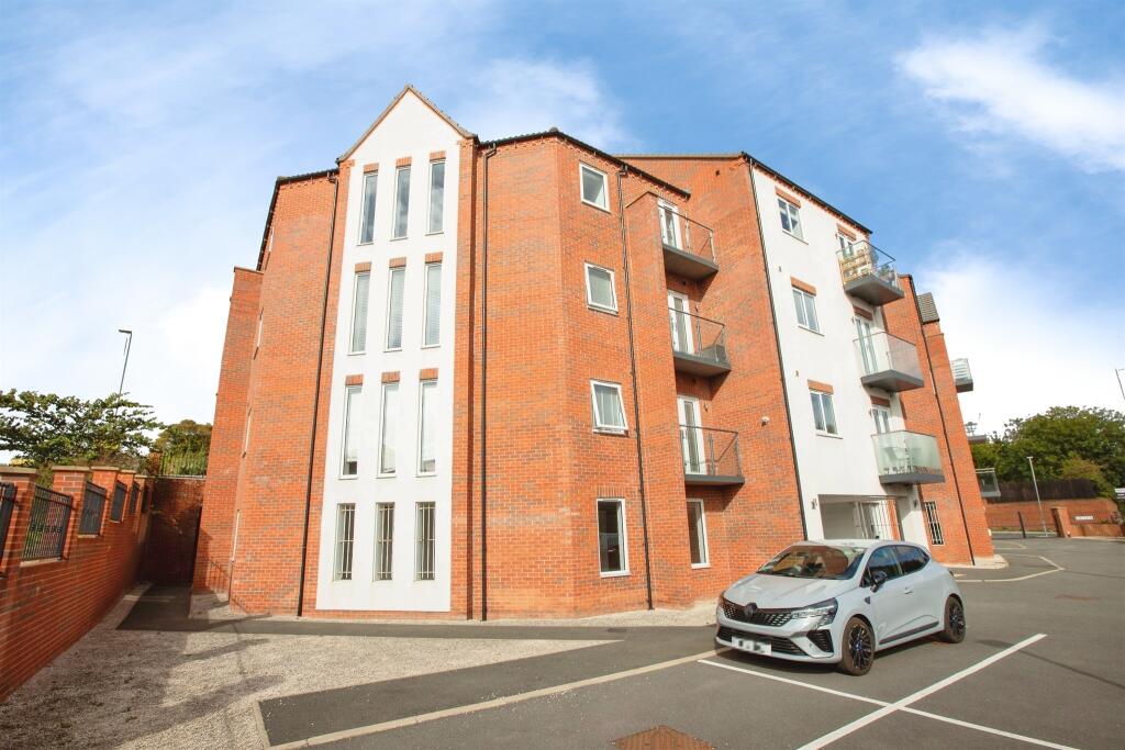 2-bed flat on Woodland Park View, Mansfield, £160,000